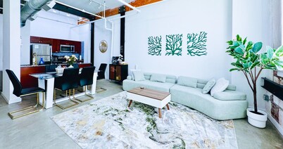 BRAND NEW Modern Spacious Loft in Downtown with free parking