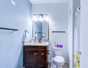 Hair dryer, towels - BRAND NEW Modern Spacious Loft in Downtown with free parking (Memphis)
