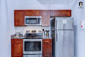 Geladeira, micro-ondas, fogão, cooktop