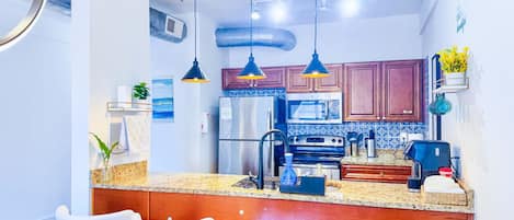 Refrigerador, microondas, horno y parrilla de estufa