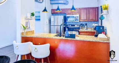 Modern Spacious Loft in Downtown w/ free parking