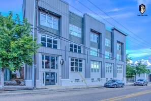 Exterior - BRAND NEW Modern Spacious Loft in Downtown with free parking (Memphis)