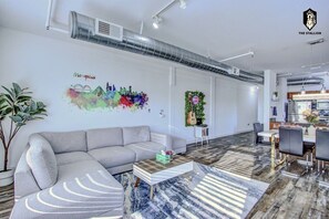 Smart TV - BRAND NEW Modern Spacious Loft in Downtown with free parking (Memphis)