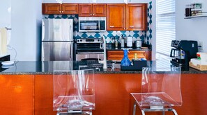 Kjøleskap, mikrobølgeovn, ovn og kokeplater