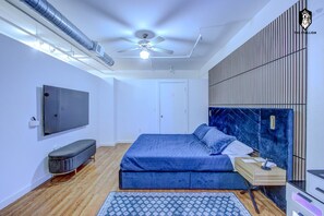 1 室のベッドルーム、デスク、アイロン / アイロン台、WiFi (無料)
