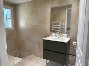 Dusche, Handtücher, Toilettenpapier