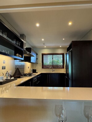 Kühlschrank, Mikrowelle, Ofen, Geschirrspüler