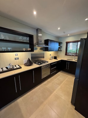 Frigorifero, microonde, forno, lavastoviglie