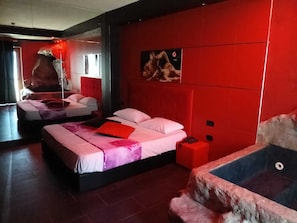 Suite Deluxe, patio | Biancheria da letto di alta qualità, copriletto in piuma