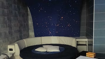 Deluxe suite, hot tub (Paradiso) | Luxe beddengoed, donzen dekbedden, een kluis op de kamer, een bureau
