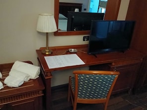 高級寢具、羽絨被、房內夾萬、書桌