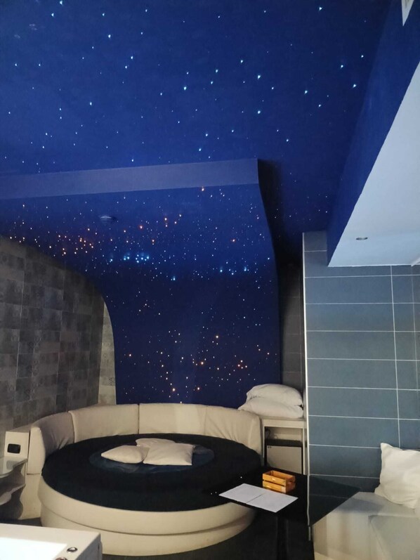 Suite Deluxe | Ropa de cama de alta calidad, edredones de plumas, caja fuerte