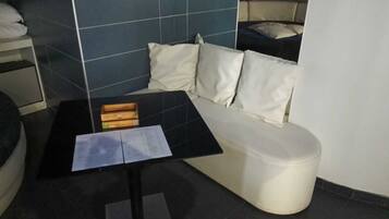 Suite Paradiso con idromassaggio | Hochwertige Bettwaren, Daunenbettdecken, Zimmersafe, Schreibtisch