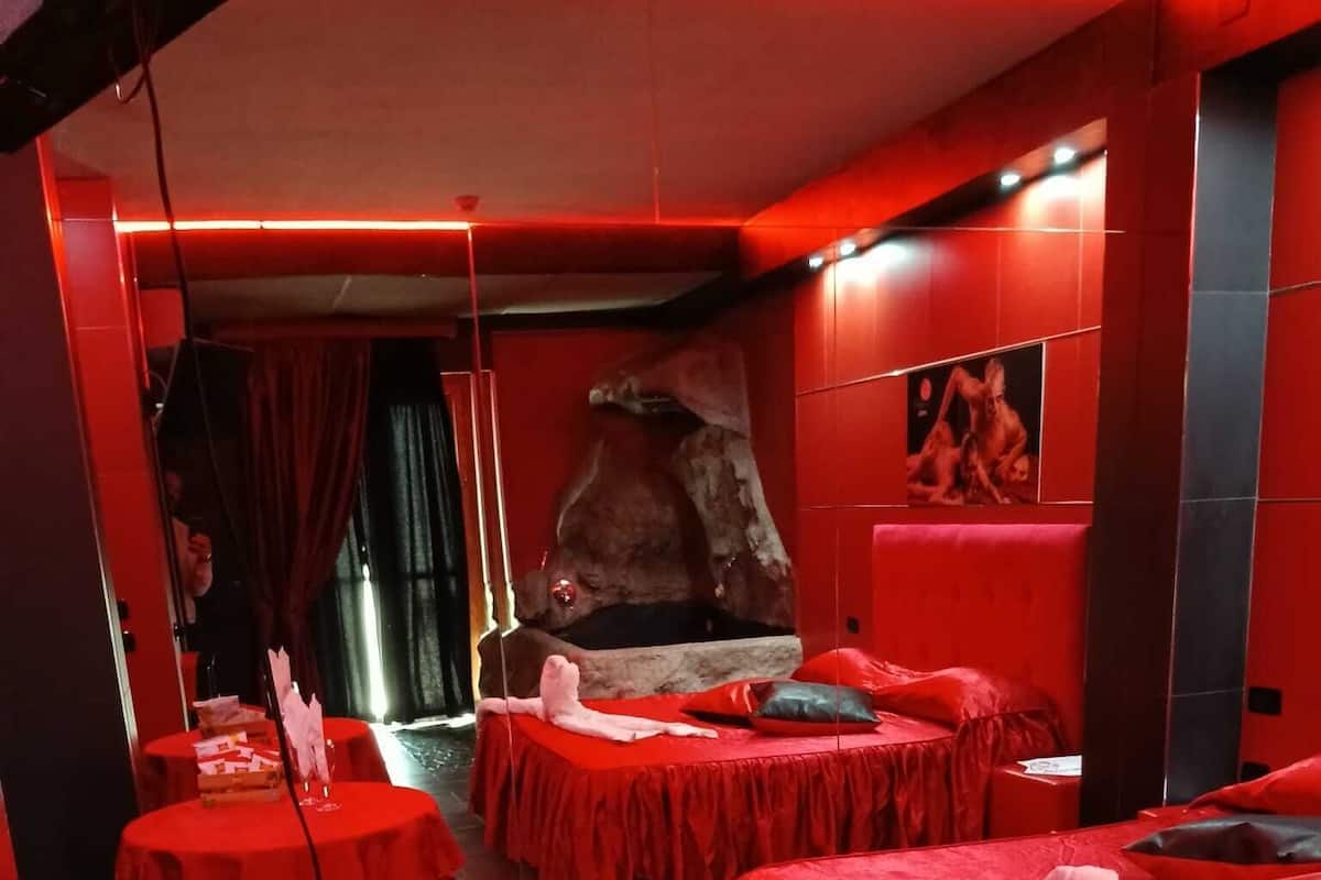 Suite Deluxe, patio | Biancheria da letto di alta qualità, copriletto in piuma