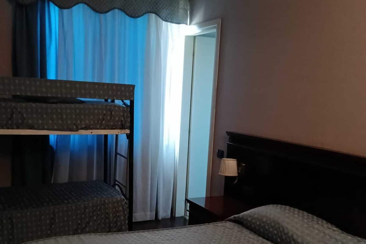 Quadrupla Standard, vista cortile | Biancheria da letto di alta qualità, copriletto in piuma