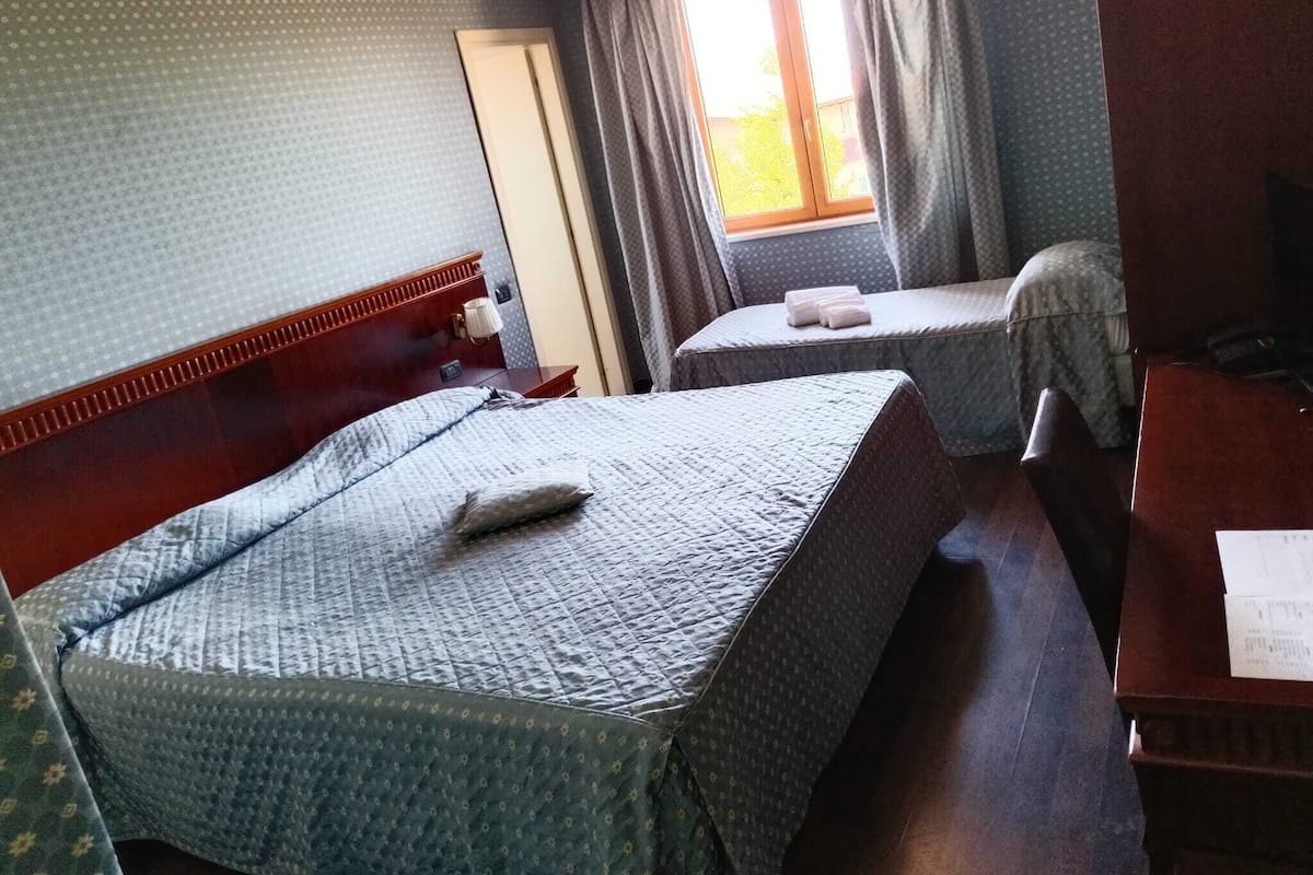 Tripla Standard, vista cortile | Biancheria da letto di alta qualità, copriletto in piuma