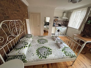 Hypo-allergenic bedding, free minibar, individually decorated