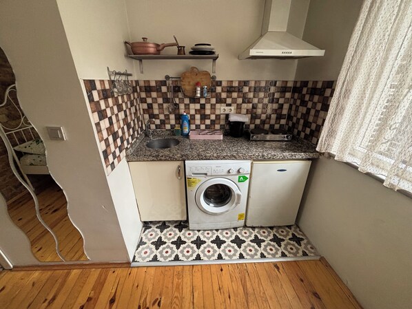 デラックス アパートメント | 専用キッチン | 小型冷蔵庫、電子レンジ、コン ロ、調理器具と食器