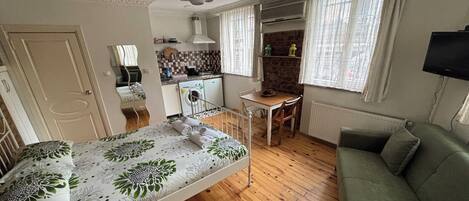 Hypo-allergenic bedding, free minibar, individually decorated