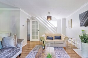 TV - Tranquil Garden Retreat in Buckhurst Hill (Buckhurst Hill)