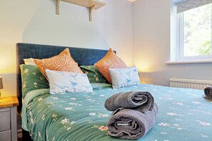 3 bedrooms, iron/ironing board, free WiFi, bed sheets - Tranquil Garden Retreat in Buckhurst Hill (Buckhurst Hill)