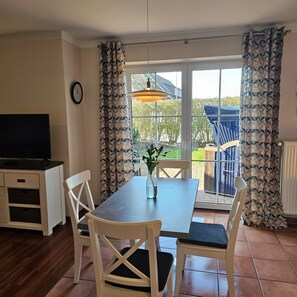Dining - Cozy vacation apartment in Hooksiel - terrace, WLAN, barrier-free (Wangerland)