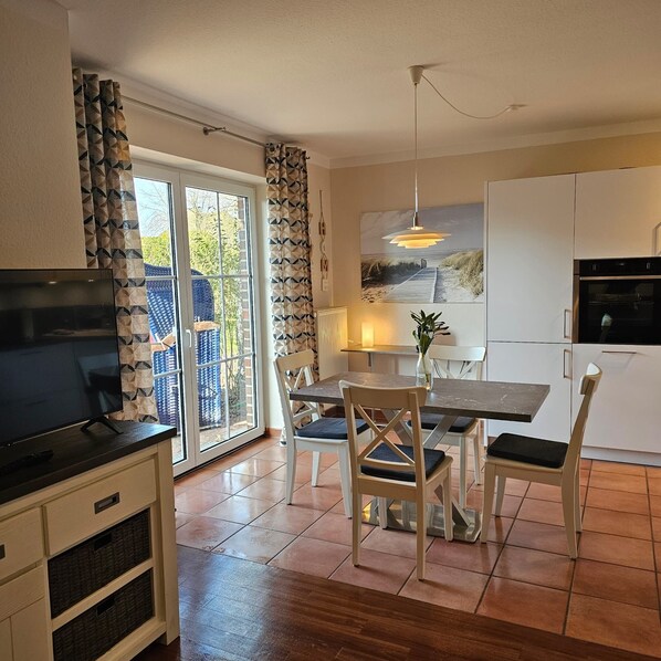 Dining - Cozy vacation apartment in Hooksiel - terrace, WLAN, barrier-free (Wangerland)