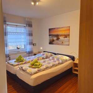 2 bedrooms, in-room safe, travel crib, free WiFi - Cozy vacation apartment in Hooksiel - terrace, WLAN, barrier-free (Wangerland)