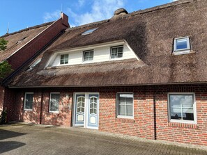 Exterior - Cozy vacation apartment in Hooksiel - terrace, WLAN, barrier-free (Wangerland)
