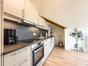 Jääkaappi, uuni, liesi, astianpesukone