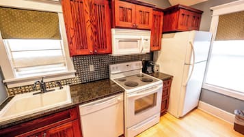 Jääkaappi, kahvin-/teenkeitin