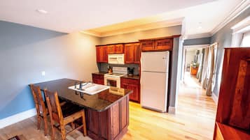 Fridge, coffee/tea maker