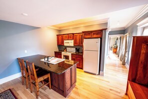 Fridge, coffee/tea maker