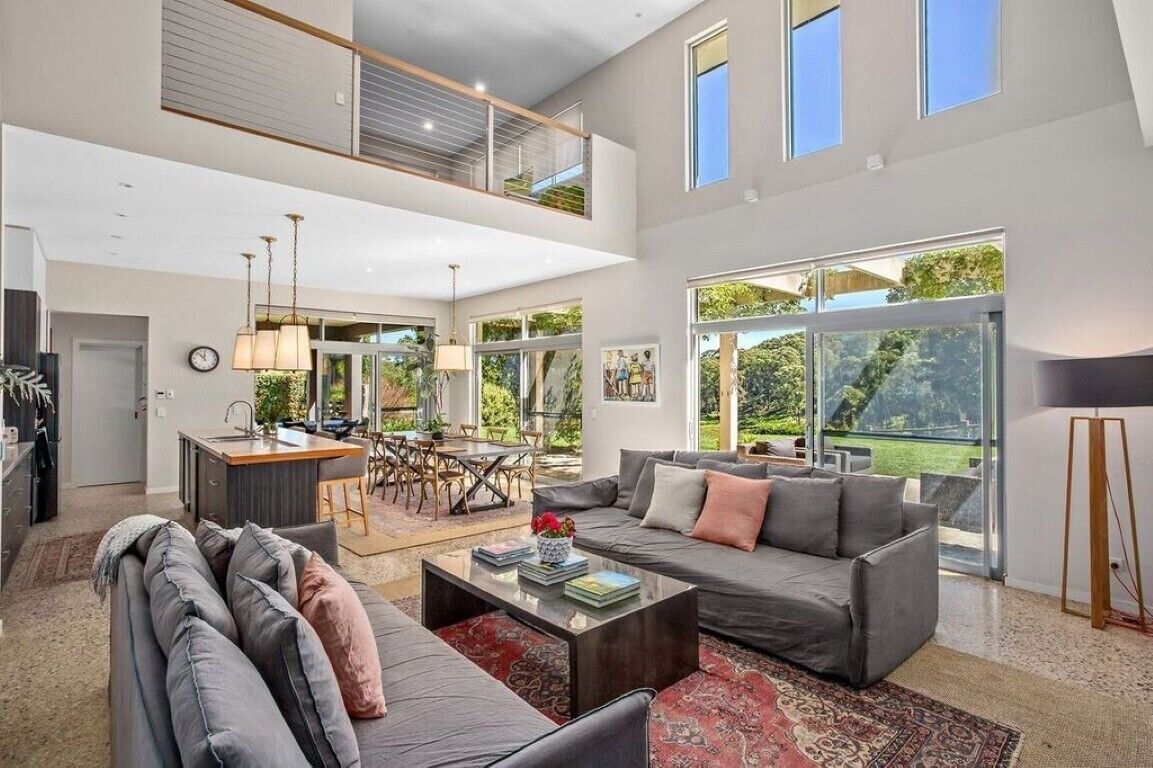 Smart-TV, peis, bøker og PC-skjermer