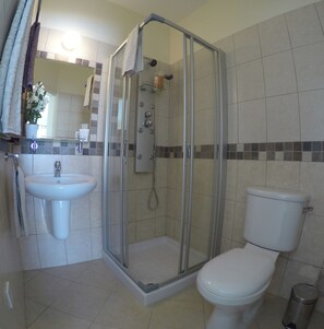 Douche, sèche-cheveux, serviettes fournies, savon