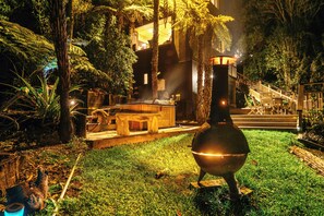 Outdoor dining - The Treehouse - soak in the private hot spa pool under the stars! (Waiheke Island)