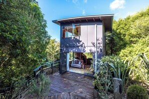 Terrace/patio - The Treehouse - soak in the private hot spa pool under the stars! (Waiheke Island)