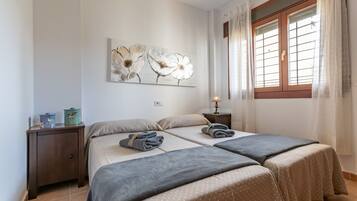 2 habitaciones y tabla de planchar con plancha