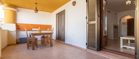 Apartment | Outdoor dining