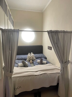 1 slaapkamer, een strijkplank/strijkijzer, wifi, beddengoed