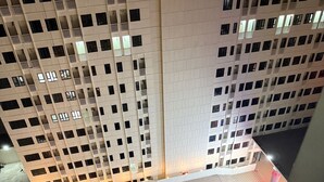Un immeuble de grande hauteur doté d’une piscine sur le toit, avec un sol à carreaux et une petite piscine.