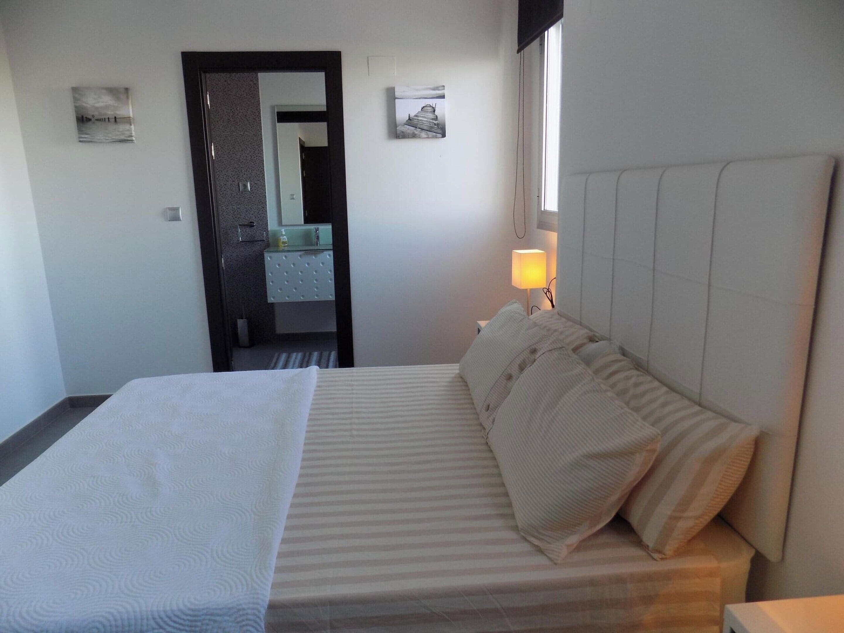 Apartamento | 2 dormitorios y tabla de planchar con plancha