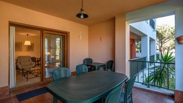 Apartment | Outdoor dining