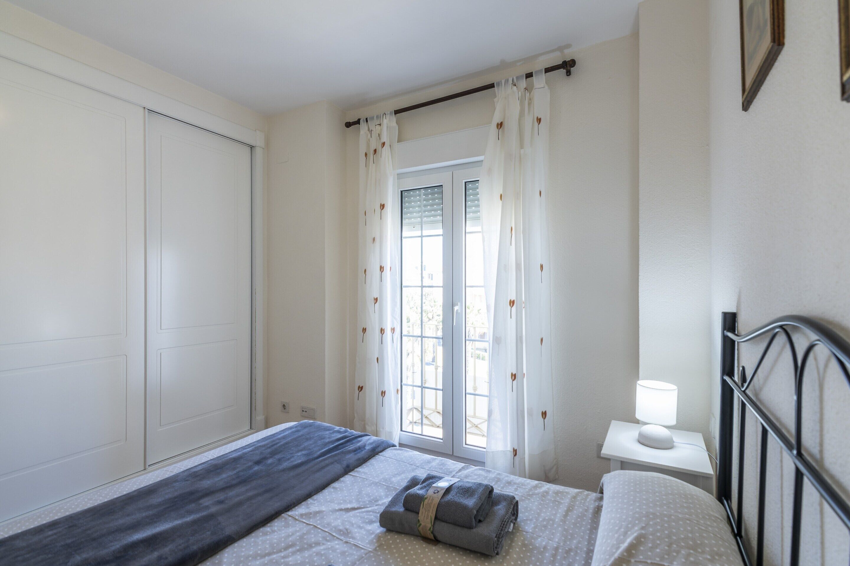 2 habitaciones y tabla de planchar con plancha 