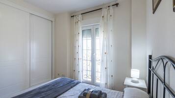 2 habitaciones y tabla de planchar con plancha