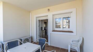 Apartment | Outdoor dining