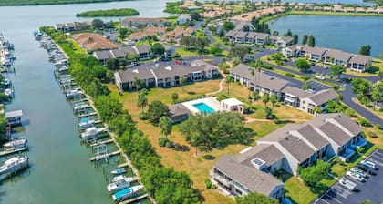 Beach Life 2-bedroom condo in Hutchinson Island