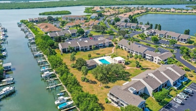 Beach Life 2-bedroom condo in Hutchinson Island