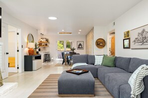 Smart TV, livros, escritórios