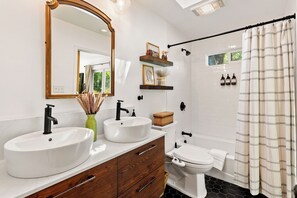 Douche, séchoir à cheveux, serviettes fournies